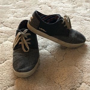 Men’s Movember lace up Toms